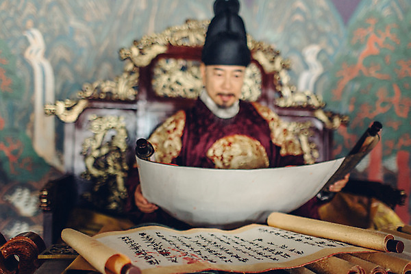 포토 JPG 전통 남자 한옥 실내 한명 들기 앉기 상반신 성인 앞모습 아웃포커스 궁전 한국인 업무 60대 한복 왕 조선시대 문서 족자 옥좌 왕족전통의상 노인남자한명만 사극 국내포토 1 한국전통 노년 뷰포인트 고건축 모션 촬영기법 사람 동양인 내부 작업 역사 전통의상 남자한명만 노인남자만 파일형식