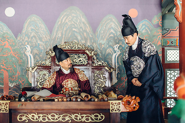 포토 JPG 전통 남자 한옥 실내 상반신 성인 두명 앞모습 옆모습 30대 궁전 한국인 인사 60대 한복 왕 조선시대 문안인사 세자 옥좌 왕족전통의상 성인남자만 사극 일월오봉도 국내포토 한국전통 노년 뷰포인트 고건축 사람 동양인 내부 장년 예절 역사 전통의상 그림 남자만 성인만 파일형식