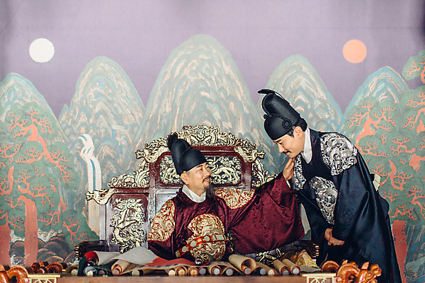 포토 JPG 전통 남자 한옥 실내 상반신 성인 두명 앞모습 옆모습 30대 궁전 한국인 인사 60대 한복 왕 조선시대 문안인사 세자 옥좌 왕족전통의상 성인남자만 사극 국내포토 한국전통 노년 뷰포인트 고건축 사람 동양인 내부 장년 예절 역사 전통의상 남자만 성인만 파일형식