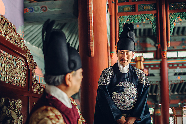 포토 JPG 전통 남자 한옥 실내 상반신 성인 두명 앞모습 옆모습 30대 궁전 한국인 인사 60대 한복 왕 조선시대 문안인사 세자 옥좌 왕족전통의상 성인남자만 사극 국내포토 한국전통 노년 뷰포인트 고건축 사람 동양인 내부 장년 예절 역사 전통의상 남자만 성인만 파일형식