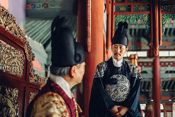 포토 JPG 전통 남자 한옥 실내 상반신 성인 두명 앞모습 옆모습 30대 궁전 한국인 60대 한복 왕 조선시대 문안인사 세자 옥좌 왕족전통의상 성인남자만 사극 국내포토 한국전통 노년 뷰포인트 고건축 사람 동양인 내부 장년 인사 역사 전통의상 남자만 성인만 파일형식