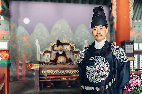 포토 JPG 전통 남자 한옥 실내 미소 상반신 성인 두명 앞모습 아웃포커스 30대 궁전 한국인 60대 한복 왕 조선시대 세자 옥좌 왕족전통의상 성인남자만 사극 국내포토 한국전통 노년 뷰포인트 고건축 촬영기법 표정 사람 동양인 내부 장년 역사 전통의상 남자만 성인만 파일형식