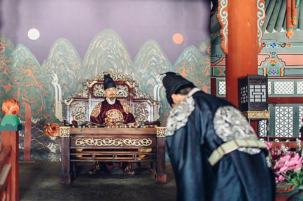 포토 JPG 전통 남자 한옥 실내 상반신 성인 두명 앞모습 뒷모습 30대 궁전 한국인 60대 한복 왕 조선시대 문안인사 세자 옥좌 왕족전통의상 성인남자만 사극 일월오봉도 국내포토 한국전통 노년 뷰포인트 고건축 사람 동양인 내부 장년 인사 역사 전통의상 그림 남자만 성인만 파일형식