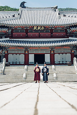 포토 JPG 주간 전신 전통 남자 한옥 서기 성인 야외 두명 앞모습 30대 산책 궁전 원근감 한국인 60대 한복 왕 조선시대 세자 왕족전통의상 성인남자만 사극 국내포토 자연요소 한국전통 노년 뷰포인트 고건축 모션 휴식 사람 동양인 장년 역사 전통의상 남자만 성인만 파일형식