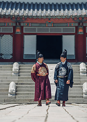 포토 JPG 주간 전신 전통 남자 한옥 미소 성인 야외 두명 앞모습 30대 마주보기 걷기 산책 궁전 한국인 60대 한복 왕 조선시대 세자 왕족전통의상 성인남자만 사극 국내포토 자연요소 한국전통 노년 뷰포인트 고건축 모션 휴식 표정 사람 동양인 장년 역사 전통의상 남자만 성인만 파일형식