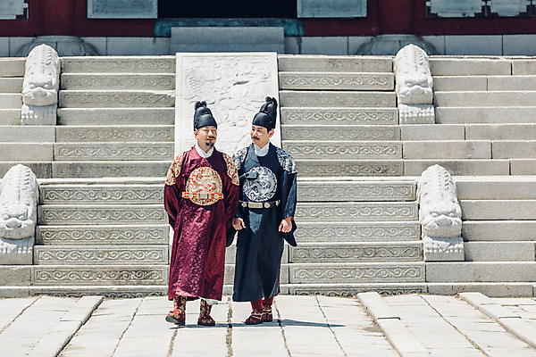 포토 JPG 주간 전신 전통 남자 한옥 성인 야외 두명 앞모습 30대 걷기 산책 궁전 한국인 60대 한복 왕 조선시대 세자 왕족전통의상 성인남자만 사극 국내포토 자연요소 한국전통 노년 뷰포인트 고건축 모션 휴식 사람 동양인 장년 역사 전통의상 남자만 성인만 파일형식