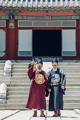 포토 JPG 주간 전신 전통 남자 한옥 서기 성인 야외 두명 앞모습 30대 산책 궁전 한국인 가리킴 60대 한복 왕 조선시대 세자 왕족전통의상 성인남자만 사극 국내포토 자연요소 한국전통 노년 뷰포인트 고건축 모션 휴식 사람 동양인 손짓 장년 역사 전통의상 남자만 성인만 파일형식