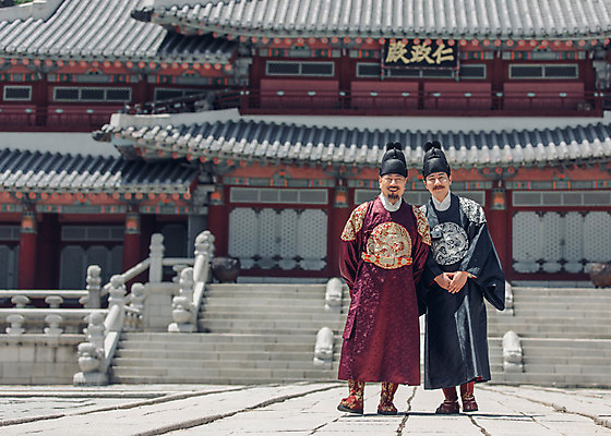 포토 JPG 주간 전신 전통 남자 한옥 서기 미소 성인 야외 두명 앞모습 30대 산책 궁전 한국인 60대 한복 왕 조선시대 세자 왕족전통의상 성인남자만 사극 국내포토 자연요소 한국전통 노년 뷰포인트 고건축 모션 휴식 표정 사람 동양인 장년 역사 전통의상 남자만 성인만 파일형식