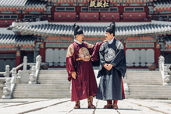 포토 JPG 주간 전신 전통 남자 한옥 서기 성인 야외 두명 앞모습 30대 마주보기 산책 궁전 한국인 60대 한복 왕 조선시대 위로 세자 왕족전통의상 성인남자만 사극 국내포토 자연요소 한국전통 노년 뷰포인트 고건축 모션 휴식 사람 동양인 장년 역사 전통의상 남자만 성인만 파일형식