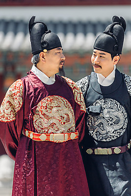 포토 JPG 주간 전통 남자 한옥 상반신 성인 야외 두명 앞모습 30대 마주보기 산책 궁전 한국인 60대 한복 왕 조선시대 세자 왕족전통의상 성인남자만 사극 국내포토 자연요소 한국전통 노년 뷰포인트 고건축 모션 휴식 사람 동양인 장년 역사 전통의상 남자만 성인만 파일형식