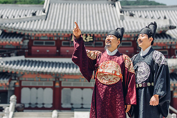 포토 JPG 주간 전통 응시 남자 한옥 미소 상반신 성인 야외 두명 앞모습 30대 산책 궁전 한국인 가리킴 60대 한복 왕 조선시대 세자 왕족전통의상 성인남자만 사극 국내포토 자연요소 한국전통 시선 노년 뷰포인트 고건축 휴식 표정 사람 동양인 손짓 장년 역사 전통의상 남자만 성인만 파일형식