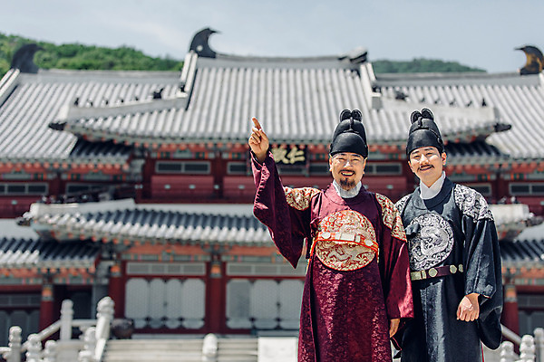 포토 JPG 주간 전통 남자 한옥 미소 웃음 상반신 성인 야외 두명 앞모습 30대 산책 궁전 한국인 가리킴 60대 한복 왕 조선시대 세자 왕족전통의상 성인남자만 사극 국내포토 자연요소 한국전통 노년 뷰포인트 고건축 휴식 표정 사람 동양인 손짓 장년 역사 전통의상 남자만 성인만 파일형식