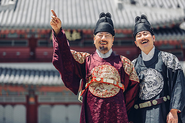 포토 JPG 주간 전통 남자 한옥 미소 웃음 상반신 성인 야외 두명 앞모습 30대 산책 궁전 한국인 가리킴 60대 한복 왕 조선시대 세자 왕족전통의상 성인남자만 사극 국내포토 자연요소 한국전통 노년 뷰포인트 고건축 휴식 표정 사람 동양인 손짓 장년 역사 전통의상 남자만 성인만 파일형식