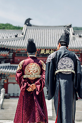 포토 JPG 주간 전신 전통 남자 한옥 성인 야외 두명 뒷모습 30대 산책 궁전 한국인 60대 한복 왕 조선시대 뒷짐 세자 왕족전통의상 성인남자만 사극 국내포토 자연요소 한국전통 노년 뷰포인트 고건축 모션 휴식 사람 동양인 장년 역사 전통의상 남자만 성인만 파일형식