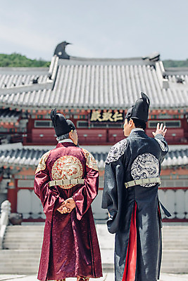 포토 JPG 주간 전신 전통 남자 한옥 성인 야외 두명 뒷모습 30대 산책 궁전 한국인 60대 한복 왕 조선시대 뒷짐 세자 왕족전통의상 성인남자만 사극 국내포토 자연요소 한국전통 노년 뷰포인트 고건축 모션 휴식 사람 동양인 장년 역사 전통의상 남자만 성인만 파일형식