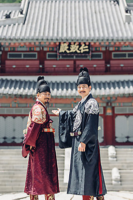 포토 JPG 주간 전신 전통 남자 한옥 성인 야외 두명 옆모습 30대 산책 궁전 한국인 뒤돌아보기 60대 한복 왕 조선시대 세자 왕족전통의상 성인남자만 사극 국내포토 자연요소 한국전통 노년 뷰포인트 고건축 모션 휴식 사람 동양인 장년 역사 전통의상 남자만 성인만 파일형식