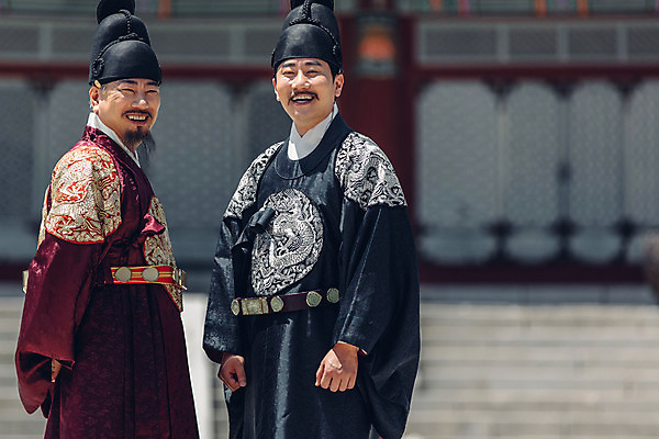 포토 JPG 주간 전통 남자 한옥 웃음 상반신 성인 야외 두명 옆모습 30대 산책 궁전 한국인 60대 한복 왕 조선시대 세자 왕족전통의상 성인남자만 사극 국내포토 자연요소 한국전통 노년 뷰포인트 고건축 휴식 표정 사람 동양인 장년 역사 전통의상 남자만 성인만 파일형식