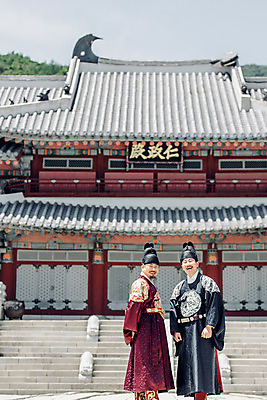 포토 JPG 주간 전신 전통 남자 한옥 웃음 성인 야외 두명 앞모습 옆모습 30대 산책 궁전 한국인 60대 한복 왕 조선시대 세자 왕족전통의상 성인남자만 사극 국내포토 자연요소 한국전통 노년 뷰포인트 고건축 휴식 표정 사람 동양인 장년 역사 전통의상 남자만 성인만 파일형식