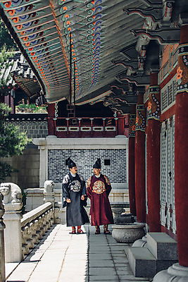 포토 JPG 주간 전신 전통 남자 한옥 서기 성인 야외 두명 앞모습 30대 산책 궁전 원근감 한국인 60대 한복 왕 조선시대 세자 왕족전통의상 성인남자만 사극 국내포토 자연요소 한국전통 노년 뷰포인트 고건축 모션 휴식 사람 동양인 장년 역사 전통의상 남자만 성인만 파일형식