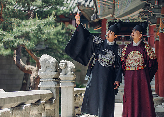 포토 JPG 주간 전신 전통 응시 남자 한옥 성인 야외 두명 앞모습 30대 손들기 산책 궁전 한국인 가리킴 60대 한복 왕 조선시대 세자 왕족전통의상 성인남자만 사극 국내포토 자연요소 한국전통 시선 노년 뷰포인트 고건축 모션 휴식 사람 동양인 손짓 장년 역사 전통의상 남자만 성인만 파일형식