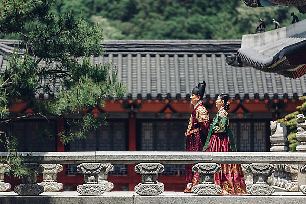 포토 JPG 주간 전신 전통 부부 여자 남자 40대 한옥 성인 야외 두명 옆모습 산책 궁전 한국인 60대 한복 왕 조선시대 여왕 왕족전통의상 성인만 사극 국내포토 자연요소 한국전통 커플 노년 뷰포인트 중년 고건축 휴식 사람 동양인 역사 전통의상 파일형식