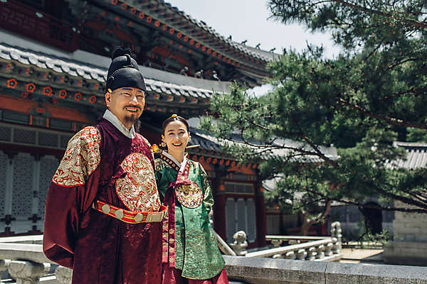 포토 JPG 주간 전통 부부 여자 남자 40대 한옥 미소 웃음 상반신 성인 야외 두명 옆모습 걷기 산책 궁전 한국인 60대 한복 왕 조선시대 여왕 왕족전통의상 성인만 사극 국내포토 자연요소 한국전통 커플 노년 뷰포인트 중년 고건축 모션 휴식 표정 사람 동양인 역사 전통의상 파일형식