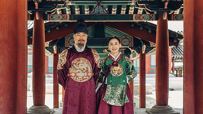 포토 JPG 주간 전통 부부 여자 남자 40대 한옥 미소 상반신 성인 야외 두명 앞모습 걷기 산책 궁전 한국인 60대 한복 왕 조선시대 여왕 왕족전통의상 성인만 사극 국내포토 자연요소 한국전통 커플 노년 뷰포인트 중년 고건축 모션 휴식 표정 사람 동양인 역사 전통의상 파일형식