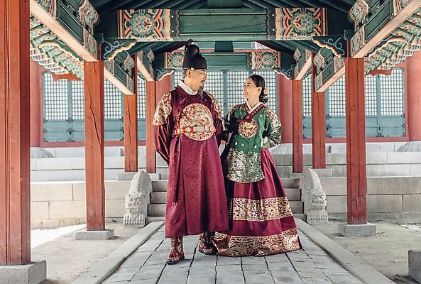 포토 JPG 주간 전신 전통 부부 여자 남자 40대 한옥 성인 야외 두명 앞모습 마주보기 걷기 산책 궁전 한국인 60대 한복 왕 조선시대 여왕 왕족전통의상 성인만 사극 국내포토 자연요소 한국전통 커플 노년 뷰포인트 중년 고건축 모션 휴식 사람 동양인 역사 전통의상 파일형식