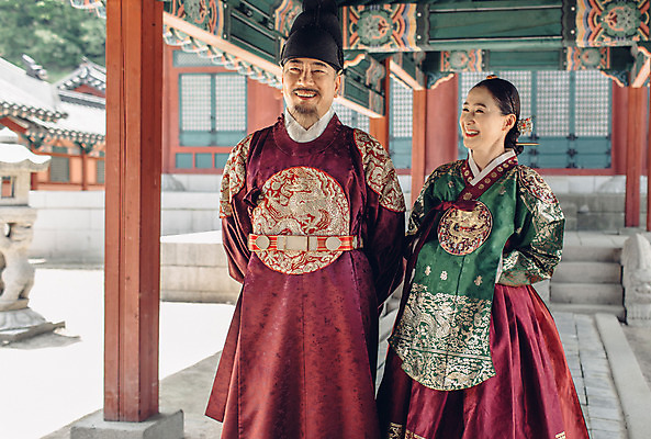 포토 JPG 주간 전신 전통 부부 여자 남자 40대 한옥 미소 웃음 성인 야외 두명 앞모습 걷기 산책 궁전 한국인 60대 한복 왕 조선시대 여왕 왕족전통의상 성인만 사극 국내포토 자연요소 한국전통 커플 노년 뷰포인트 중년 고건축 모션 휴식 표정 사람 동양인 역사 전통의상 파일형식