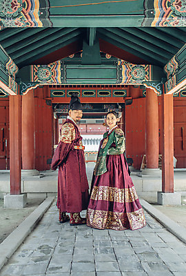 포토 JPG 주간 전신 전통 부부 여자 남자 40대 한옥 성인 야외 두명 옆모습 걷기 산책 궁전 한국인 뒤돌아보기 60대 한복 왕 조선시대 여왕 왕족전통의상 성인만 사극 국내포토 자연요소 한국전통 커플 노년 뷰포인트 중년 고건축 모션 휴식 사람 동양인 역사 전통의상 파일형식