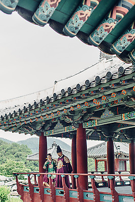 포토 JPG 주간 전신 전통 부부 여자 남자 40대 한옥 서기 미소 성인 야외 두명 앞모습 산책 궁전 한국인 60대 한복 왕 조선시대 여왕 왕족전통의상 성인만 내려보기 사극 국내포토 자연요소 한국전통 커플 노년 뷰포인트 중년 고건축 모션 휴식 표정 사람 동양인 역사 전통의상 파일형식