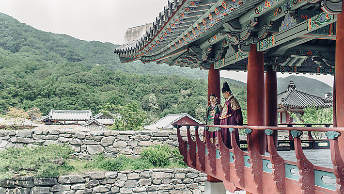 포토 JPG 주간 전신 전통 부부 여자 남자 40대 한옥 서기 성인 야외 두명 옆모습 산책 궁전 한국인 60대 한복 왕 조선시대 여왕 왕족전통의상 성인만 사극 국내포토 자연요소 한국전통 커플 노년 뷰포인트 중년 고건축 모션 휴식 사람 동양인 역사 전통의상 파일형식