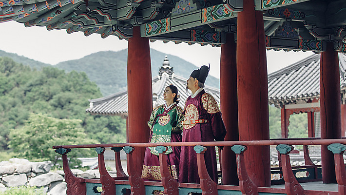 포토 JPG 주간 전신 전통 부부 응시 여자 남자 40대 한옥 서기 성인 야외 두명 옆모습 산책 궁전 한국인 60대 한복 왕 조선시대 여왕 왕족전통의상 성인만 사극 국내포토 자연요소 한국전통 커플 시선 노년 뷰포인트 중년 고건축 모션 휴식 사람 동양인 역사 전통의상 파일형식