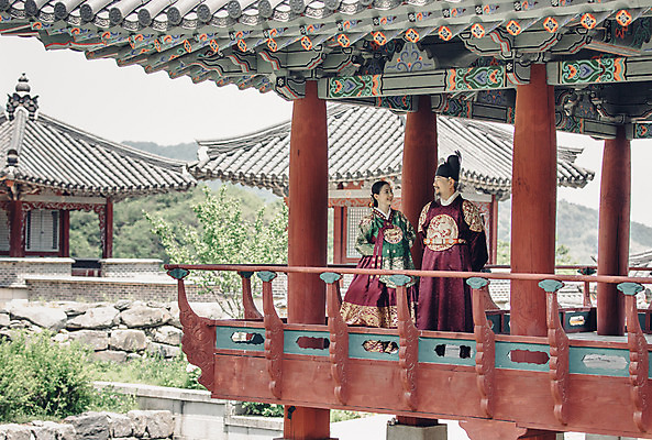 포토 JPG 주간 전신 전통 부부 여자 남자 40대 한옥 서기 성인 야외 두명 앞모습 산책 궁전 한국인 60대 한복 왕 조선시대 여왕 왕족전통의상 성인만 사극 국내포토 자연요소 한국전통 커플 노년 뷰포인트 중년 고건축 모션 휴식 사람 동양인 역사 전통의상 파일형식