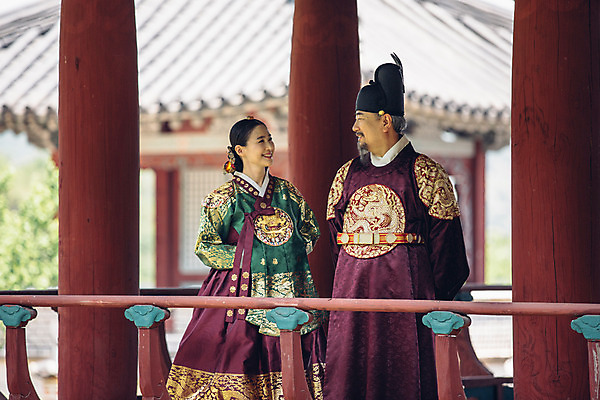 포토 JPG 주간 전신 전통 부부 여자 남자 40대 한옥 서기 미소 성인 야외 두명 앞모습 마주보기 궁전 한국인 60대 한복 왕 조선시대 여왕 왕족전통의상 성인만 사극 국내포토 자연요소 한국전통 커플 노년 뷰포인트 중년 고건축 모션 표정 사람 동양인 역사 전통의상 파일형식