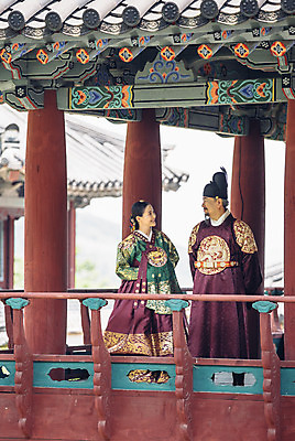 포토 JPG 주간 전신 전통 부부 여자 남자 40대 한옥 서기 미소 성인 야외 두명 앞모습 마주보기 궁전 한국인 60대 한복 왕 조선시대 여왕 왕족전통의상 성인만 사극 국내포토 자연요소 한국전통 커플 노년 뷰포인트 중년 고건축 모션 표정 사람 동양인 역사 전통의상 파일형식