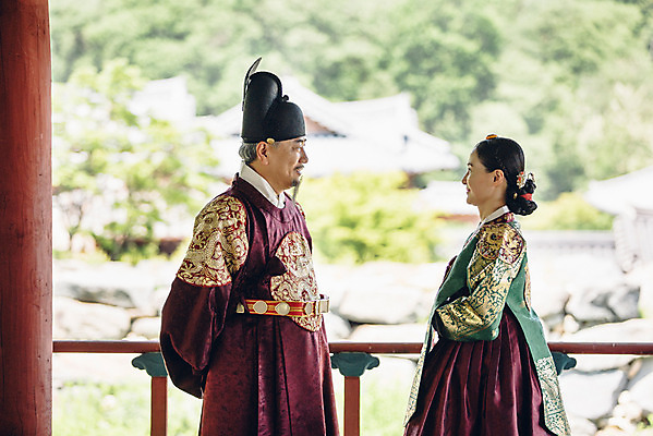 포토 JPG 주간 전통 부부 여자 남자 40대 한옥 서기 미소 상반신 성인 야외 두명 옆모습 마주보기 산책 궁전 한국인 60대 한복 왕 조선시대 여왕 왕족전통의상 성인만 사극 국내포토 자연요소 한국전통 커플 노년 뷰포인트 중년 고건축 모션 휴식 표정 사람 동양인 역사 전통의상 파일형식