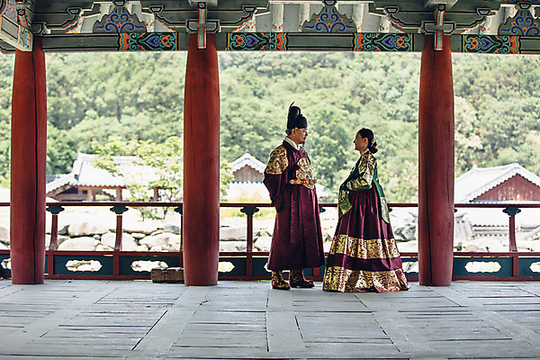 포토 JPG 주간 전신 전통 부부 여자 남자 40대 한옥 서기 성인 야외 두명 옆모습 마주보기 궁전 한국인 60대 한복 왕 조선시대 여왕 왕족전통의상 성인만 사극 국내포토 자연요소 한국전통 커플 노년 뷰포인트 중년 고건축 모션 사람 동양인 역사 전통의상 파일형식