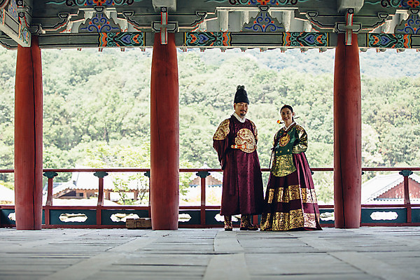 포토 JPG 주간 전신 전통 부부 여자 남자 40대 한옥 서기 성인 야외 두명 앞모습 궁전 한국인 60대 한복 왕 조선시대 여왕 왕족전통의상 성인만 사극 국내포토 자연요소 한국전통 커플 노년 뷰포인트 중년 고건축 모션 사람 동양인 역사 전통의상 파일형식
