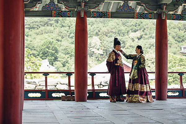 포토 JPG 주간 전신 전통 부부 여자 남자 40대 한옥 서기 성인 야외 두명 옆모습 마주보기 다정 산책 궁전 한국인 60대 한복 왕 조선시대 여왕 왕족전통의상 성인만 사극 국내포토 자연요소 한국전통 커플 노년 뷰포인트 중년 컨셉 고건축 모션 휴식 사람 동양인 역사 전통의상 파일형식