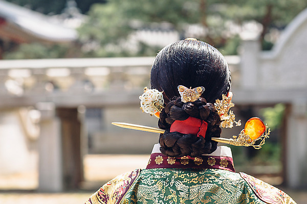 포토 JPG 주간 전통 여자 40대 한옥 한명 서기 상반신 성인 야외 뒷모습 궁전 한국인 한복 조선시대 비녀 여왕 왕족전통의상 성인여자한명만 사극 국내포토 자연요소 1 한국전통 뷰포인트 중년 고건축 모션 전통소품 사람 동양인 역사 전통의상 여자한명만 성인여자만 파일형식 헤어액세사리