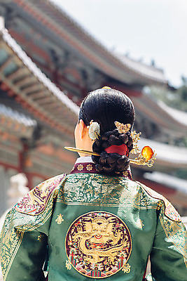 포토 JPG 주간 전통 여자 40대 한옥 한명 서기 상반신 성인 야외 뒷모습 궁전 한국인 한복 조선시대 비녀 여왕 왕족전통의상 성인여자한명만 사극 국내포토 자연요소 1 한국전통 뷰포인트 중년 고건축 모션 전통소품 사람 동양인 역사 전통의상 여자한명만 성인여자만 파일형식 헤어액세사리