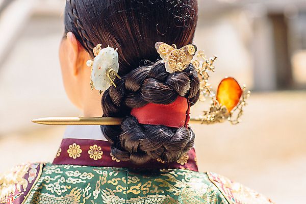 포토 JPG 주간 전통 여자 40대 한명 서기 상반신 성인 야외 뒷모습 한국인 한복 조선시대 비녀 여왕 왕족전통의상 성인여자한명만 사극 국내포토 자연요소 1 한국전통 뷰포인트 중년 모션 전통소품 사람 동양인 역사 전통의상 여자한명만 성인여자만 파일형식 헤어액세사리