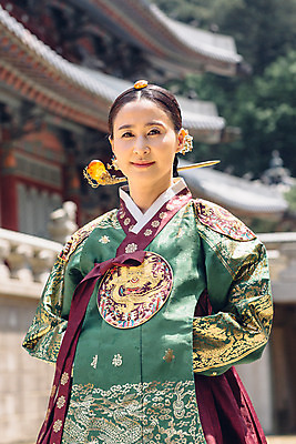 포토 JPG 주간 전통 여자 40대 한옥 한명 서기 미소 상반신 성인 야외 앞모습 궁전 한국인 한복 조선시대 여왕 왕족전통의상 성인여자한명만 사극 국내포토 자연요소 1 한국전통 뷰포인트 중년 고건축 모션 표정 사람 동양인 역사 전통의상 여자한명만 성인여자만 파일형식