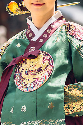 포토 JPG 주간 전통 여자 40대 한옥 한명 서기 상반신 성인 야외 앞모습 궁전 한국인 한복 조선시대 여왕 왕족전통의상 성인여자한명만 사극 국내포토 자연요소 1 한국전통 뷰포인트 중년 고건축 모션 사람 동양인 역사 전통의상 여자한명만 성인여자만 파일형식