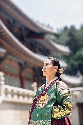 포토 JPG 주간 전통 응시 여자 40대 한옥 한명 서기 상반신 성인 야외 옆모습 궁전 한국인 올려보기 한복 조선시대 여왕 왕족전통의상 성인여자한명만 사극 국내포토 자연요소 1 한국전통 시선 뷰포인트 중년 고건축 모션 사람 동양인 역사 전통의상 여자한명만 성인여자만 파일형식