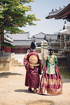 포토 JPG 주간 전신 전통 부부 여자 남자 40대 한옥 성인 야외 두명 뒷모습 걷기 손잡기 산책 궁전 한국인 60대 한복 왕 조선시대 여왕 왕족전통의상 성인만 사극 국내포토 자연요소 한국전통 커플 노년 뷰포인트 중년 고건축 모션 휴식 사람 동양인 역사 전통의상 파일형식