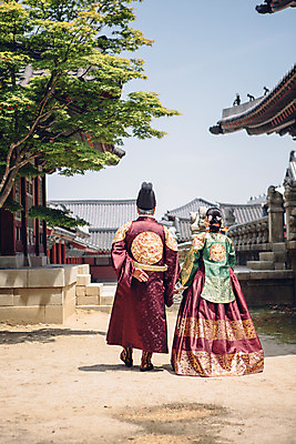 포토 JPG 주간 전신 전통 부부 여자 남자 40대 한옥 성인 야외 두명 뒷모습 걷기 손잡기 산책 궁전 한국인 60대 한복 왕 조선시대 여왕 왕족전통의상 성인만 사극 국내포토 자연요소 한국전통 커플 노년 뷰포인트 중년 고건축 모션 휴식 사람 동양인 역사 전통의상 파일형식