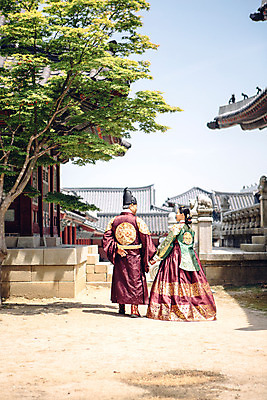 포토 JPG 주간 전신 전통 부부 여자 남자 40대 한옥 성인 야외 두명 뒷모습 걷기 손잡기 산책 궁전 한국인 60대 한복 왕 조선시대 여왕 왕족전통의상 성인만 사극 국내포토 자연요소 한국전통 커플 노년 뷰포인트 중년 고건축 모션 휴식 사람 동양인 역사 전통의상 파일형식