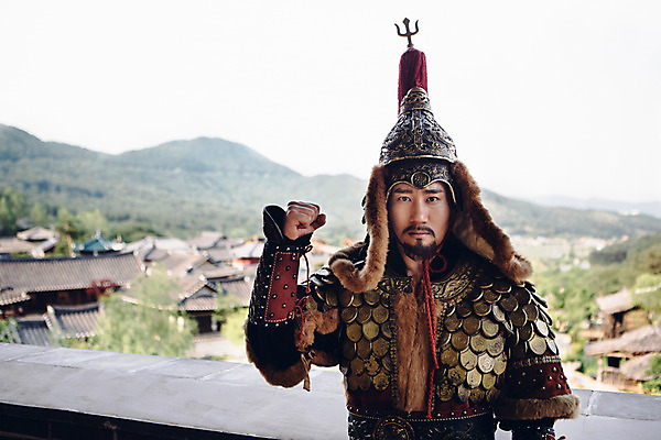 포토 JPG 주간 남자 한옥 한명 서기 상반신 성인 야외 앞모습 30대 파이팅 한국인 성 장군 갑옷 성인남자한명만 사극 국내포토 자연요소 직업 1 한국전통 전통 건축물 뷰포인트 고건축 모션 사람 동양인 장년 보호장비 남자한명만 성인남자만 파일형식